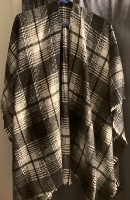 Old Navy Womens Plaid Poncho Blanket Scarf Wrap One Size White Black