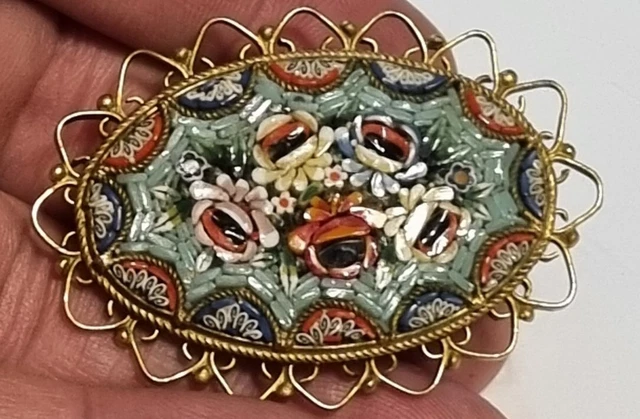 Broche ancienne en micro-mosaique décor de fleurs en metal doré- travail Italien