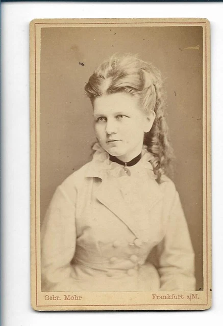 Y22054/ CDV Foto junge Frau Atelier Gebr. Mohr, Frankfurt M. ca. 1890