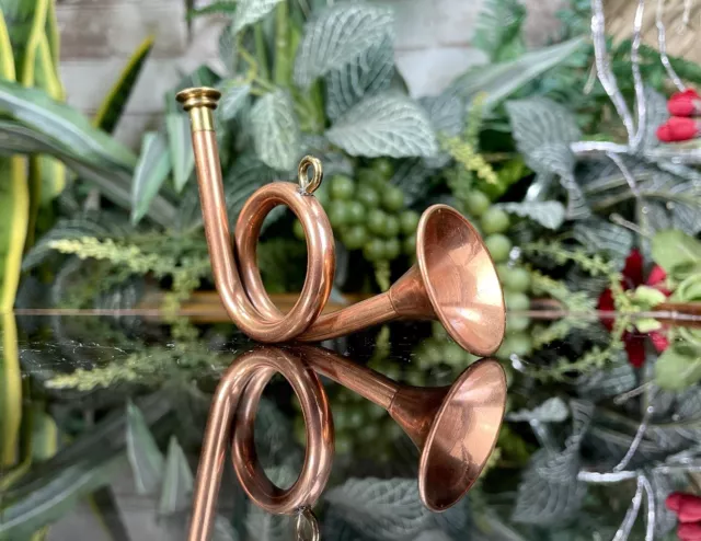 Curly outlet horn instrument