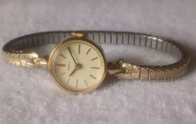 Vintage 1976 TIMEX Womens Gold-Tone Windup Watch Stretch Bracelet~Tested & Works