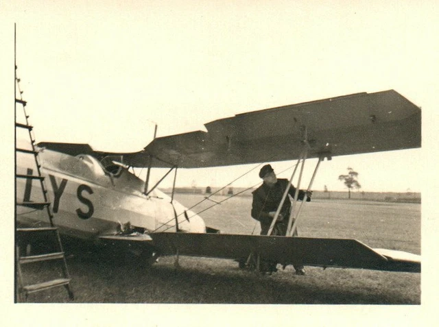 FOTO, 2.WK. LUFTWAFFE Kontrolle des Schulungsflugzeug