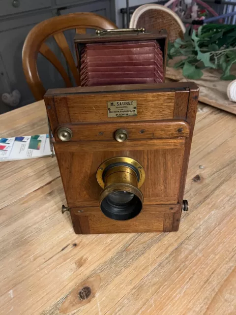 ancien appareil photo , chambre photographique à soufflet , cadre bois