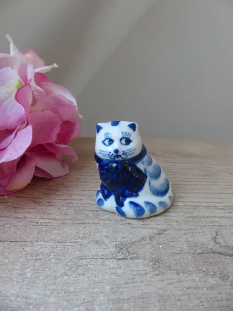Figurine chat en céramique bleu et blanc, chat avec ruban peint à la main