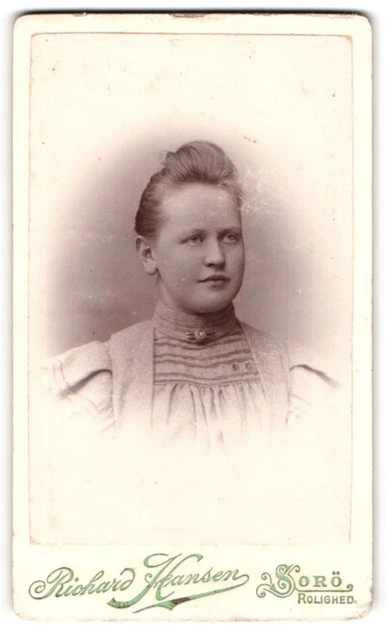 Fotografie Richard Hansen, Sorö, Rolighed, Junge Dame im modischen Kleid