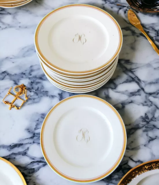 Paris. 12 assiettes plates en porcelaine monogramme et filet or, XIXe siècle