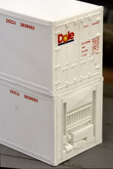 Two 40ft Dole refrigerated containers in HO scale - new 2
