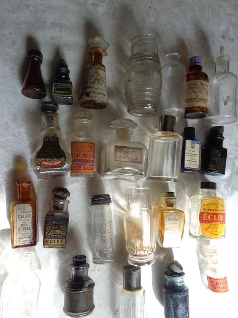 Lot important  de 24  petits flacons et bouteilles en verre  beaucoup de marques