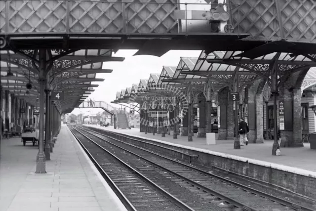 PHOTO BR British Railways Station Scene - BEDFORD