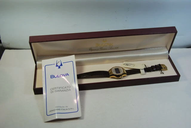 Montre Femme Bulova Vintage LCD Quartz - Cadran Bleu Ovale, Boîtier Acier, Bracelet Cuir Noir 15mm