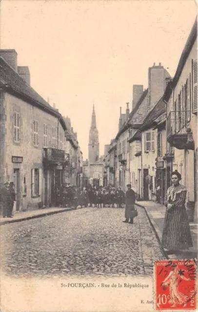 CPA 03 SAINT POURCAIN SUR SIOULE RUE DE LA REPUBLIQUE (cpa pas courante