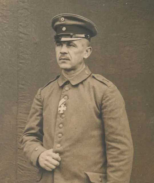 Foto AK - Deutscher Soldat feldgrau mit Orden - 1.WK