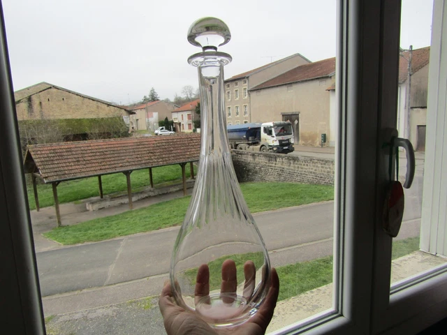 Belle carafe en cristal de Saint Louis, modèle Thistle. - Dans de beaux
