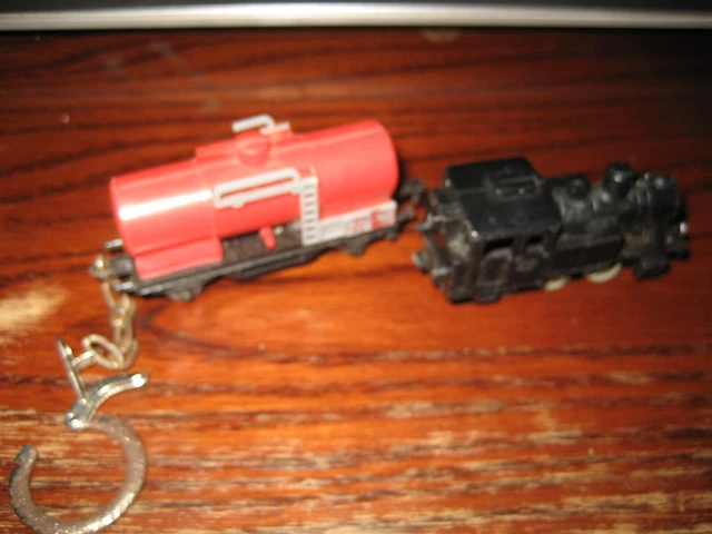 MAJORETTE RAIL ROUTE porte cle + machine a vapeur etat d'usage EUR 6,00