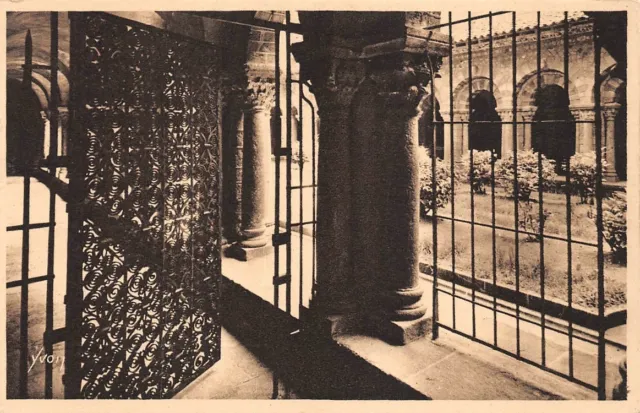 LE PUY - Galerie du Cloître fermée par une grille romane  LA DOUCE FRANCE