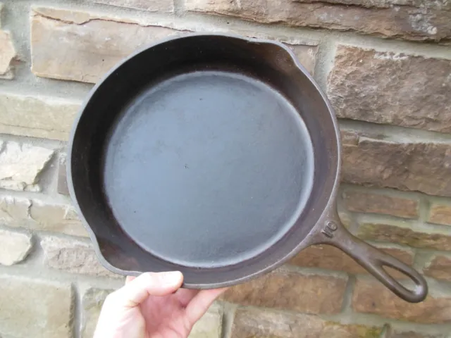 Vintage #10 Unmarked Cast Iron Smooth Bottom Skillet Pan Large Spouts Embossed