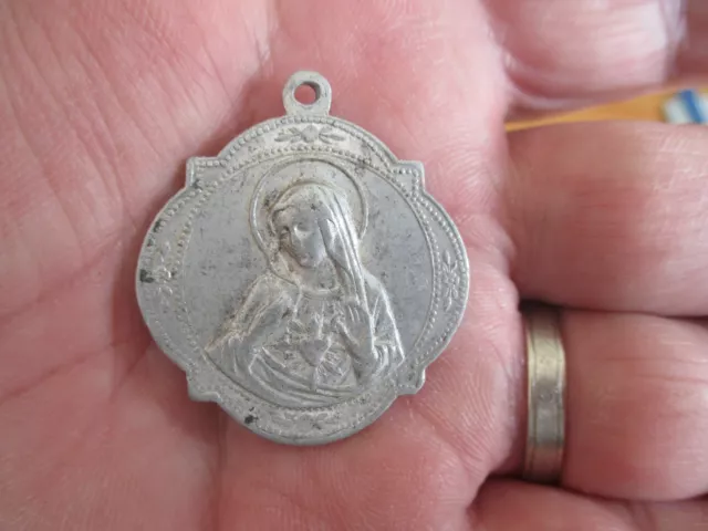 Ancienne médaille religieuse aluminium  Notre Dame des Douleurs 35mm 3,76 gr