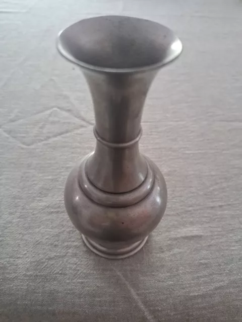 Petit vase en étain