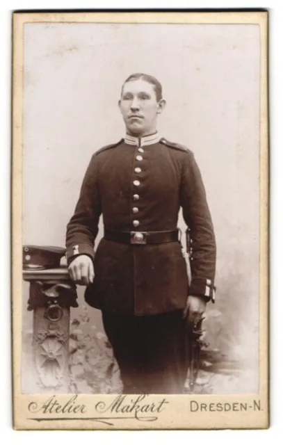 Fotografie Otto Wendt, Dresden-N, Portrait Soldat in Uniform mit Schirmmütze