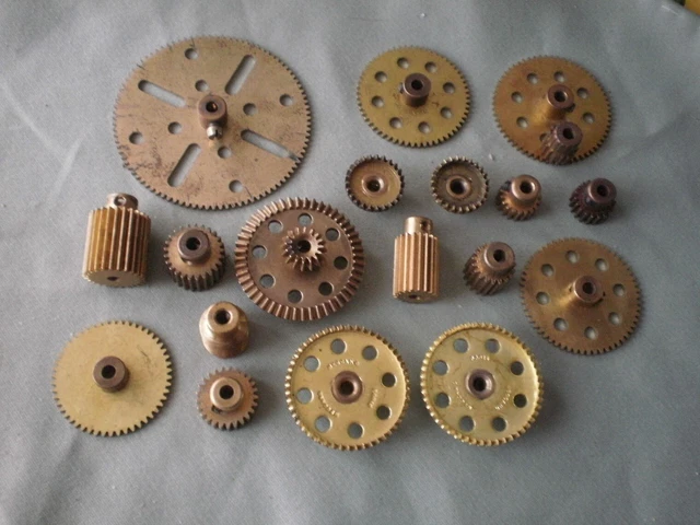Ancien Coffret Meccano en Bois, à étages, pièces