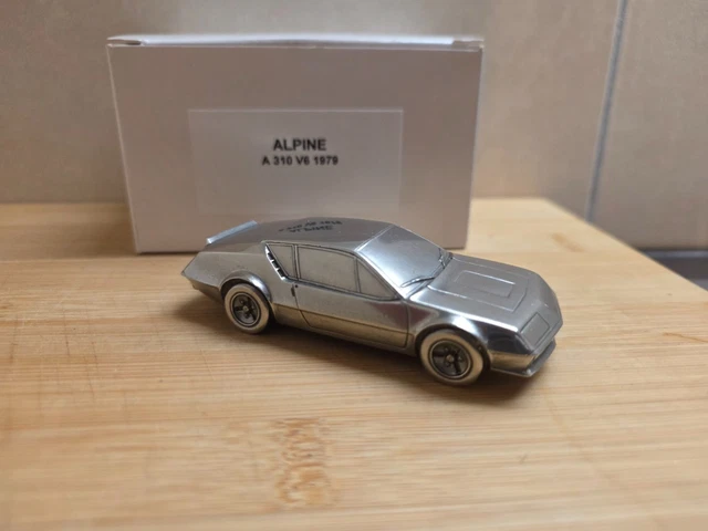 Voiture sportive RENAULT ALPINE A310 V6 de 1981 de couleur bleue métallisée