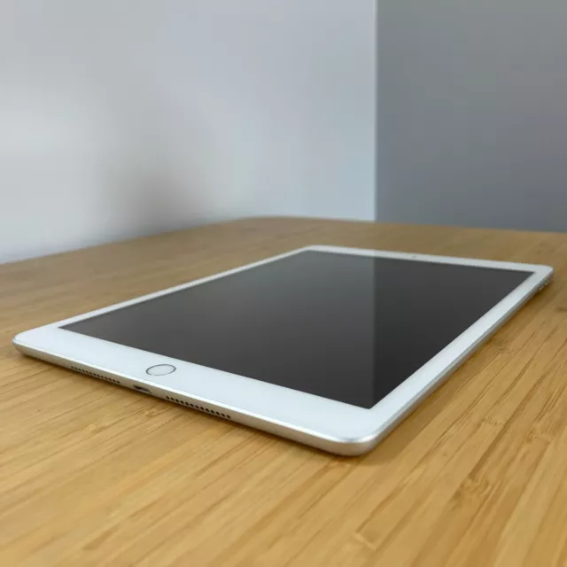 Apple iPad 7th Gen - 10.2 inch, 32GB, Wi-Fi - Silver (Unlocked) + WARRANTY 2