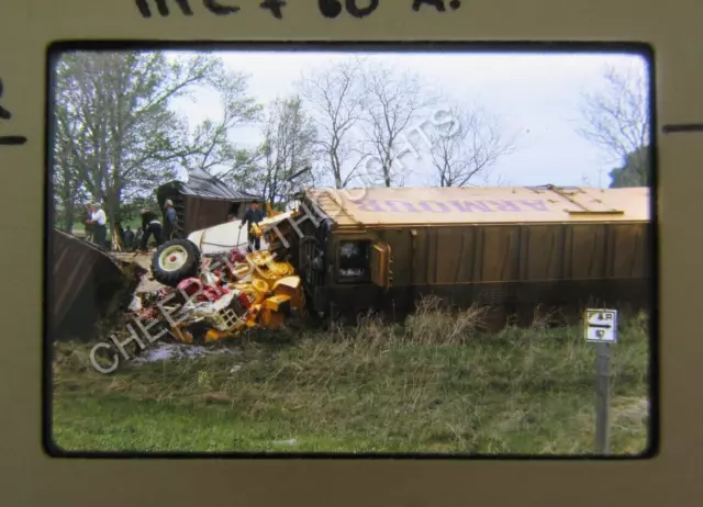 Original '63 Kodachrome Slide Milwaukee Road Armour Boxcar Wreck     38Q66