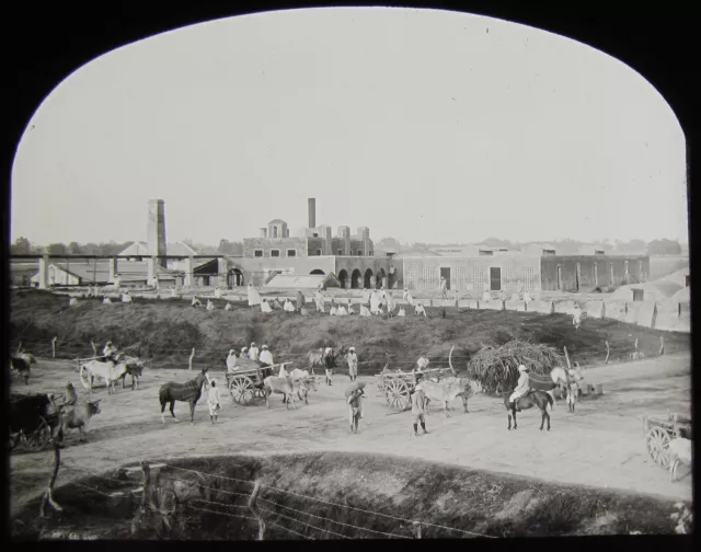 Glass Magic Lantern Slide PEOPLE NEAR BUILDING C1910 PHOTO INDIA