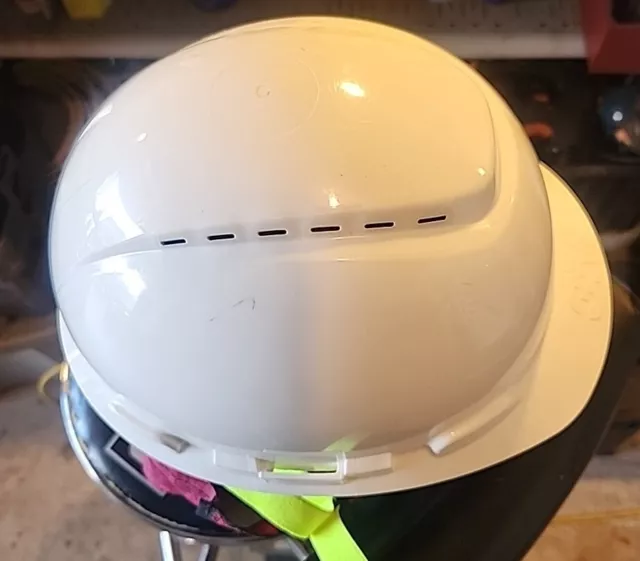 3M SecureFit 4-Point Ratchet Hard Hat White Vented With Lanyard