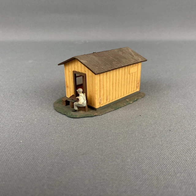 Built Bachmann HO Scale Maintenance Shed Office Building 3"Lx2-1/4"Wx1-1/2"H