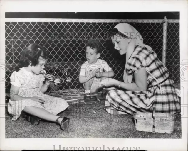 1956 Press Photo Actress Hedy Lamarr and Children in Beverly Hills, California