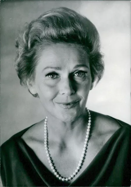 World-renowned soprano Elisabeth Schwarzkopf po... - Vintage Photograph 4898372