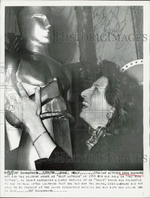 1956 Press Photo Anna Magnani, Italian actress, embraces "Oscar" replica in Rome