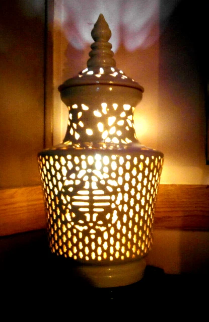 Vintage Chinese Ceramic porcelain Urn Table Lamp on Wood Base 26" tall
