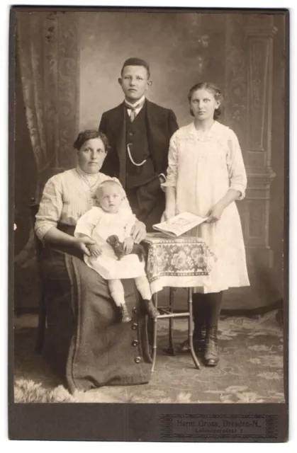 Fotografie Herm. Gross, Dresden, Leisnigerplatz 2, Mutter mit ihren drei Kinder