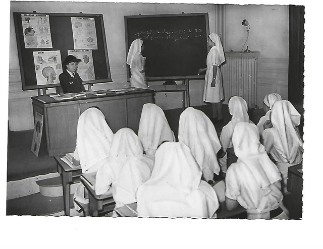 Croix Rouge Francaise  Cours D Infirmieres Dans Une Ecole