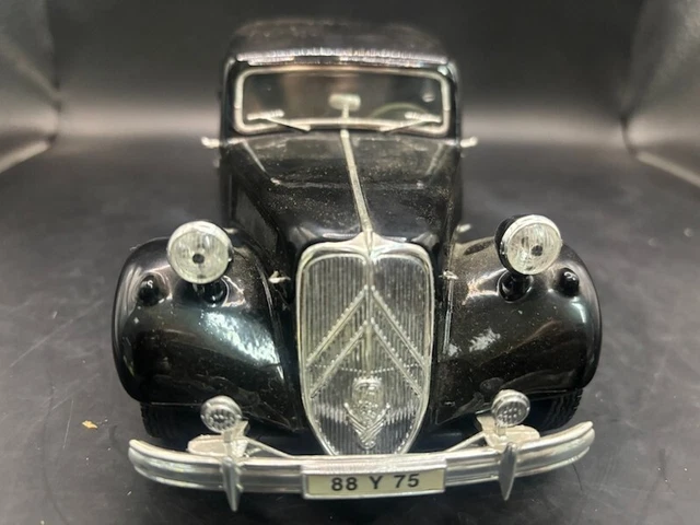 Maisto 1/18 - Citroen Traction 15/6 1952 Noire et Rouge Maisto 1/18 - Citroen Traction 15/6 1952 Noire et Rouge