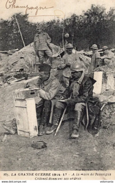 8071 cpa Militaire - Guerre 1914 - a la main de Massiges, Colonel donnant ses or