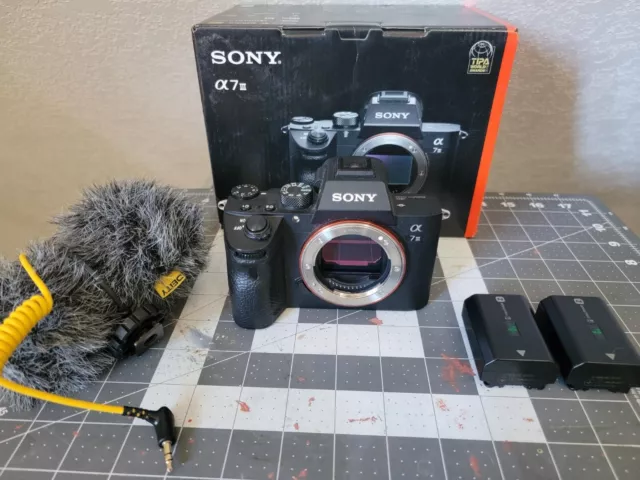 USED SONY α7 III  24.2MP Mirrorless Digital Camera Body with 2 batteries + mic