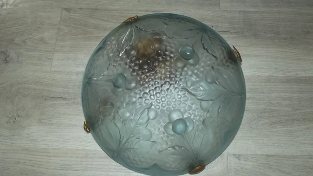 Vasque lampe plafonnier en verre moulé bleue a décors de fruits cerises Art déco