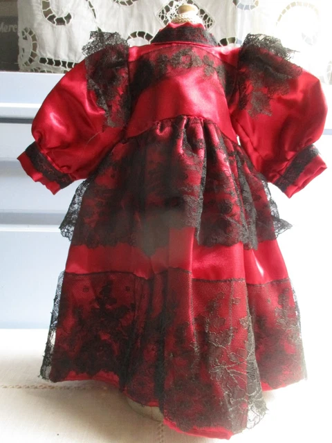 Robe pour poupée ancienne tissu soyeux et dentelle ancienne