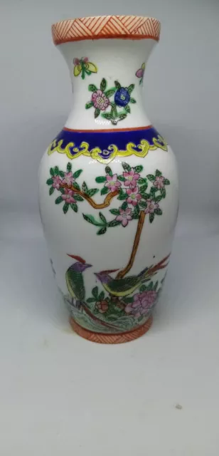 Vase Chinois En Porcelaine Fine Peinte A La Main.