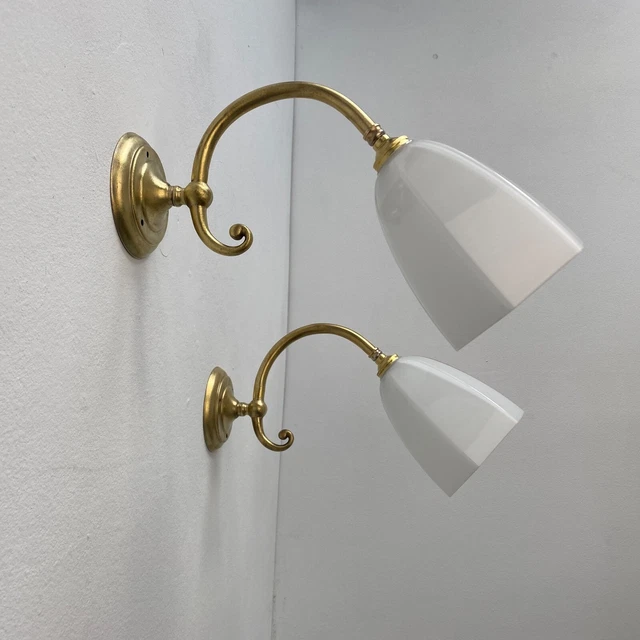 Paire d'appliques murales en opaline blanche - Sélection Brocante