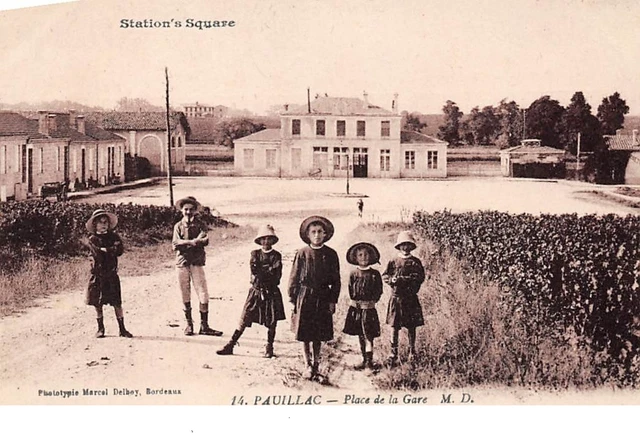 33. n°205404. Pauillac. place de la Gare