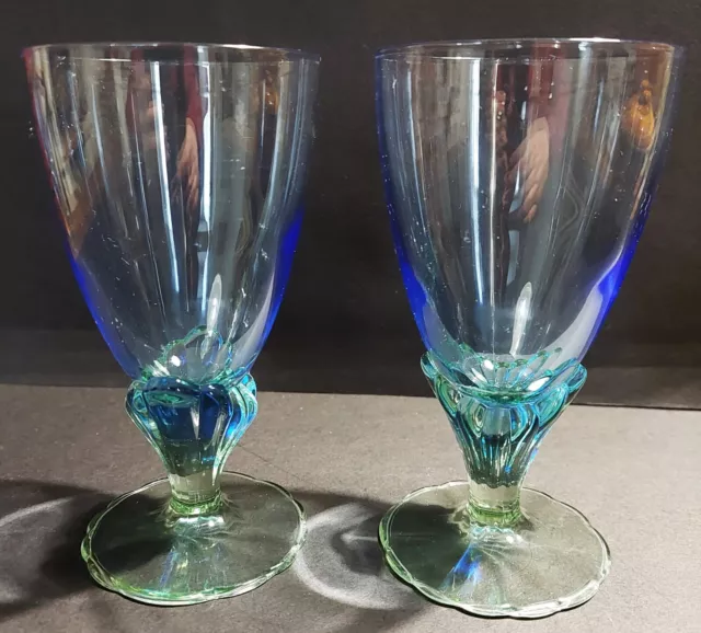 Paire de verres à vin verre bleu et vert XXème