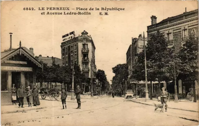CPA LE PERREUX Place de la Republique et Avenue Ledru-Rollin (600259)