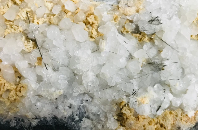 Calcit mit Millerit auf Dolomit vom Steinbruch Donnerkuhle in Hagen-Halden, NRW