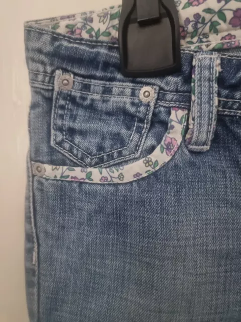 Mini jeans tagliati Boden. Età 12 anni. Turn Ups. Finitura floreale. 3