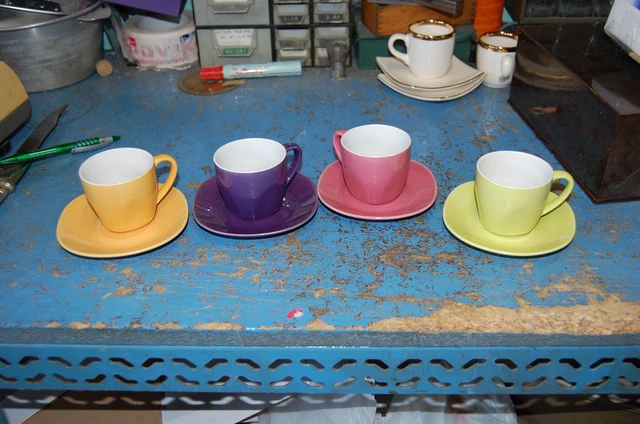 lot de 4 tasse années 60 de couleurs  avec sous tasse    occasion