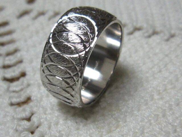 Vintage PARK LANE Ladies' Silver Tone Wide Band Ring, Sz. 8 Overlapping Circles